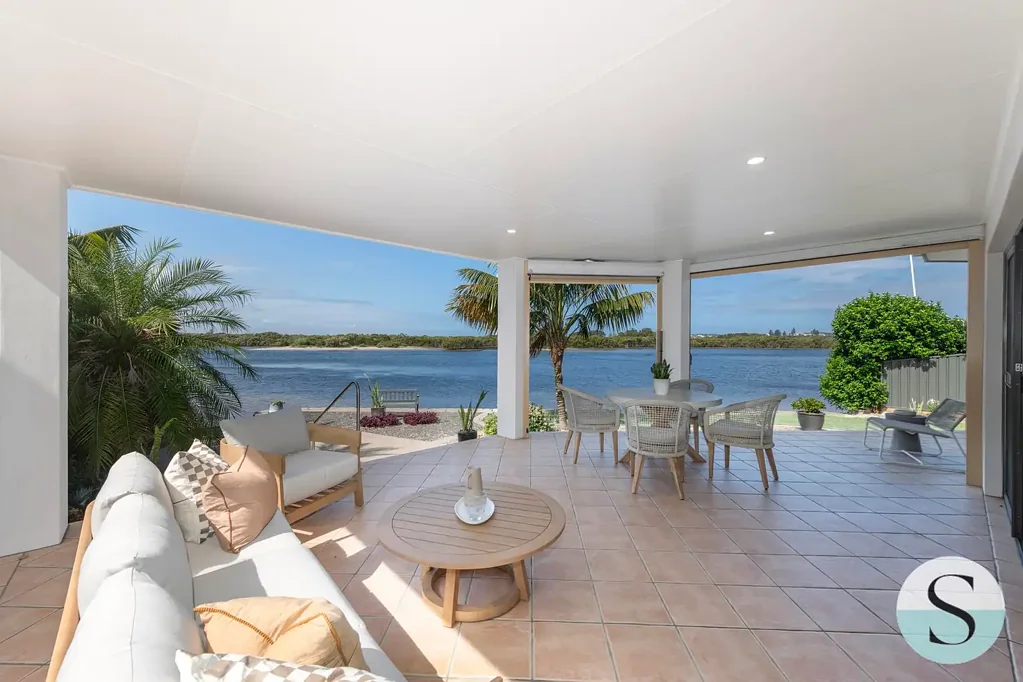 Swansea 3Zimmer North Facing, Absolute Waterfront, Spread Out Over One Easy Level of Architecturally Innovative Living with Garaging Galore!
