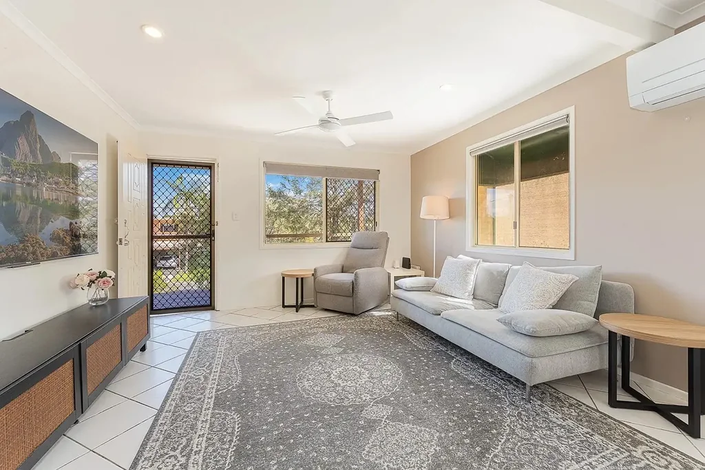 Family-Friendly a/c  Living with Pool, Solar Power; Huge Backyard