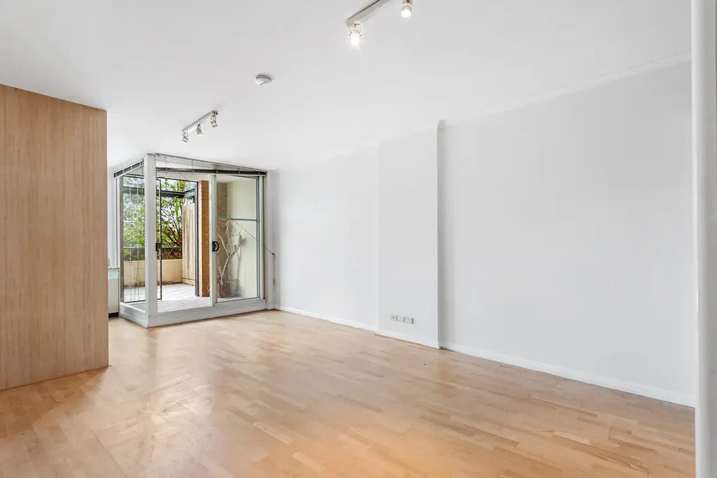 Edgecliff 1房 五楼采光公寓 宽敞阳台 安全车位 大型燃气厨房 不锈钢电器 现代浴室 内部洗衣房 电梯安全建筑 步行商圈公园 Urban Living with Secure Parking in the Heart of Edgecliff