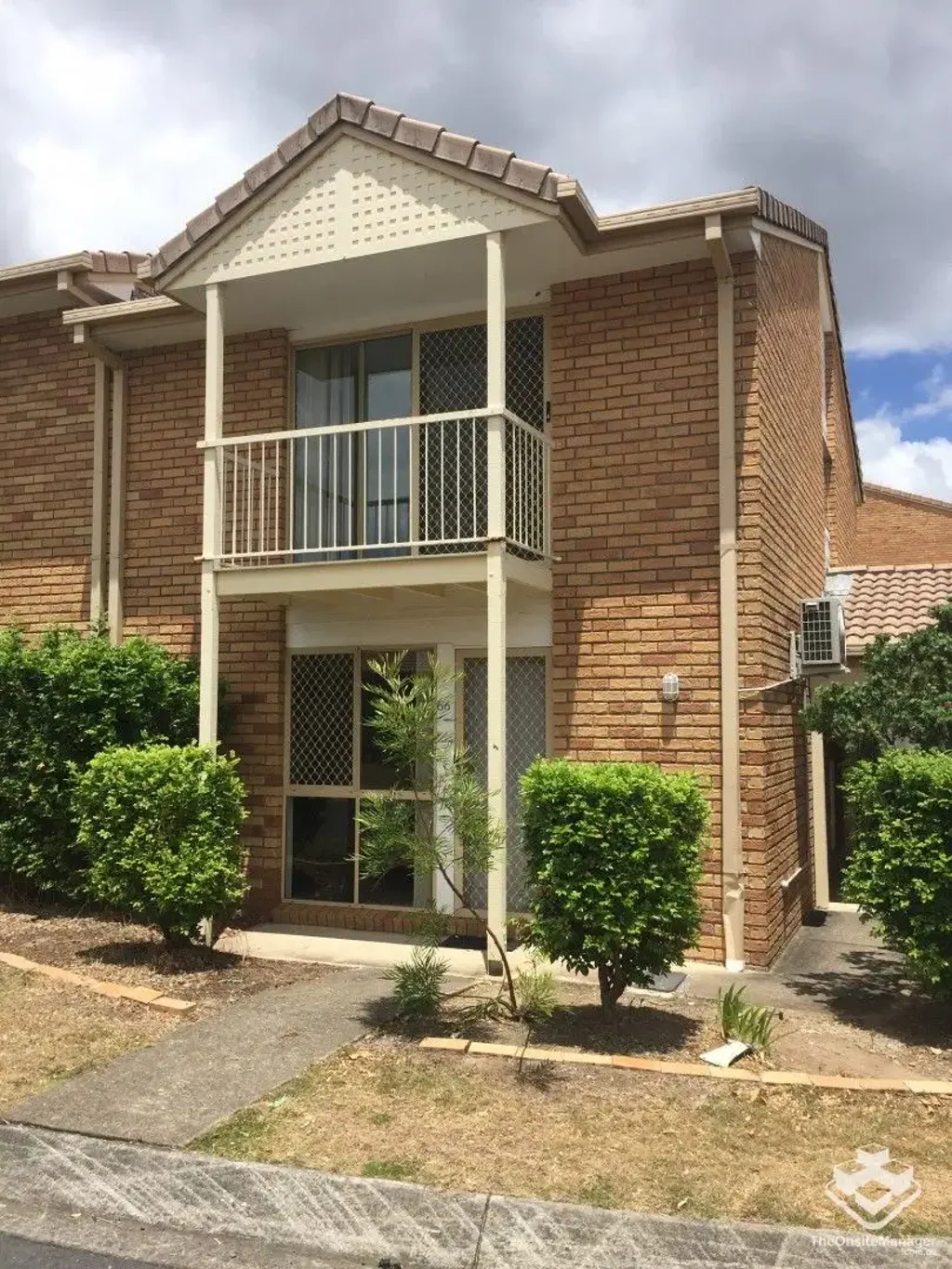 THREE BEDROOMS TOWNHOUSE WITH NEW AIR CONDITION