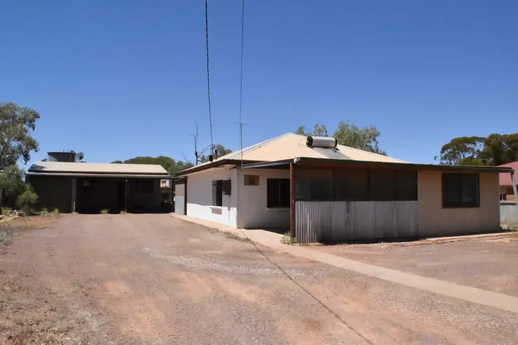 Coober Pedy 4Zimmer Four-bedroom brick home plus beginnings of a self-contained flat
