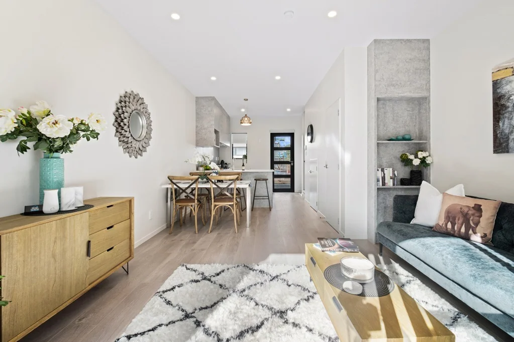 Near New Townhouse located in the LARCHWOOD complex
