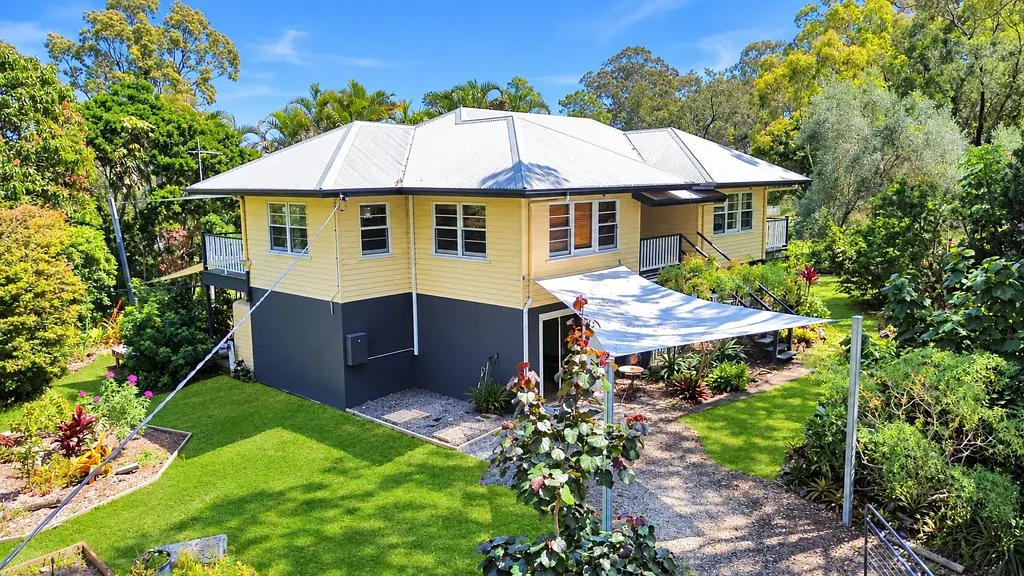 Macleay Island 2બેડરૂમ Queenslander with Water Glimpses and Dual Living Potential