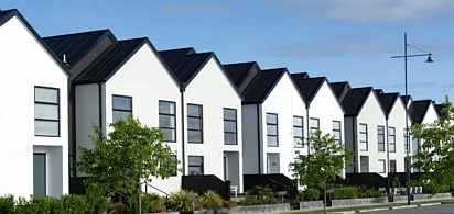 住新建联排房像进桑拿！建筑规范被批：完全没管夏季过热