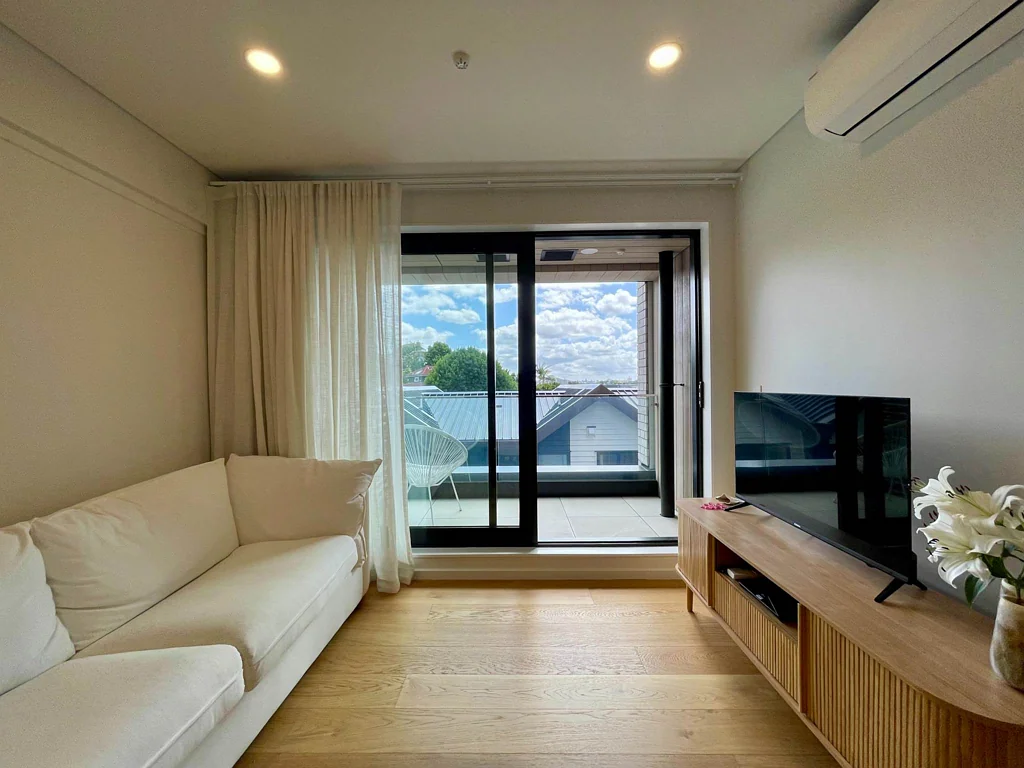 Brand new apartment with sky tower view