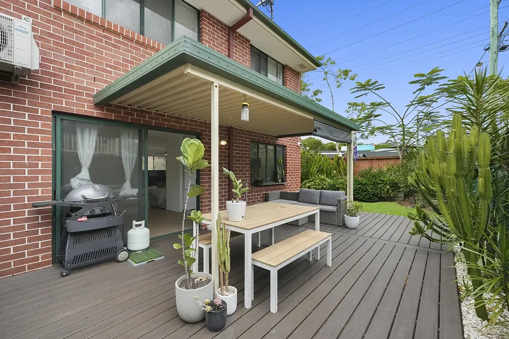 Mudgeeraba 3房  Spacious Family Townhouse with a Huge Backyard and Versatile Upstairs Retreat