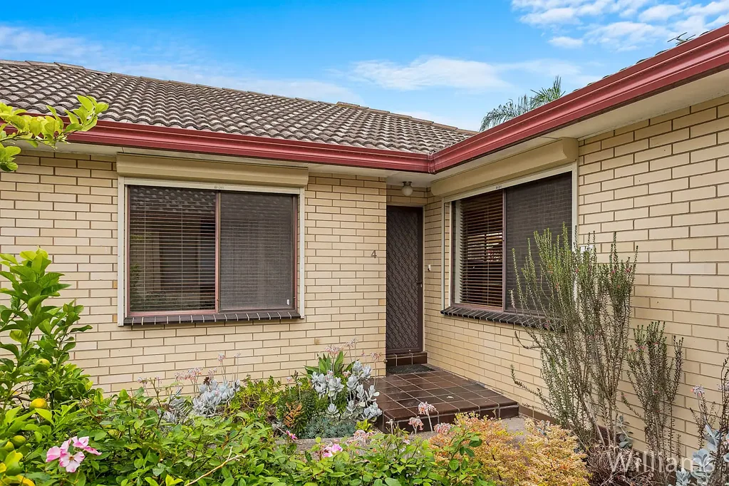 LARGE TWO BEDROOM UNIT WITH REAR ACCESS AND PRIVATE GARAGE!