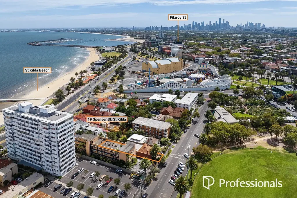 St Kilda 4房 海滨土地持有 443sqm 面向公园设置 安静街道优势 现有时期住宅 翻新扩建吸引力 双联排别墅路径 多种结果选择 步行便利设施 PLANS ALREADY DONE - BUILD, RENT, OR EXTEND. YOUR CHOICE.