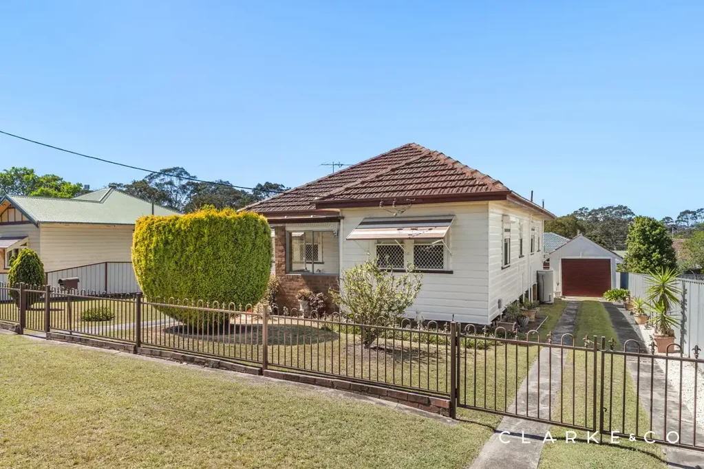 East Maitland 3कमरा A RENOVATOR’S OPPORTUNITY WITH SPACE TO SPARE!