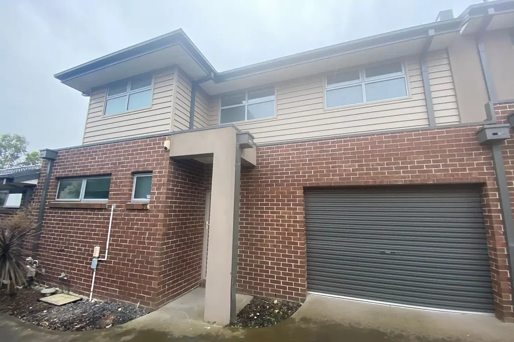 2 bedroom townhouse in great location!