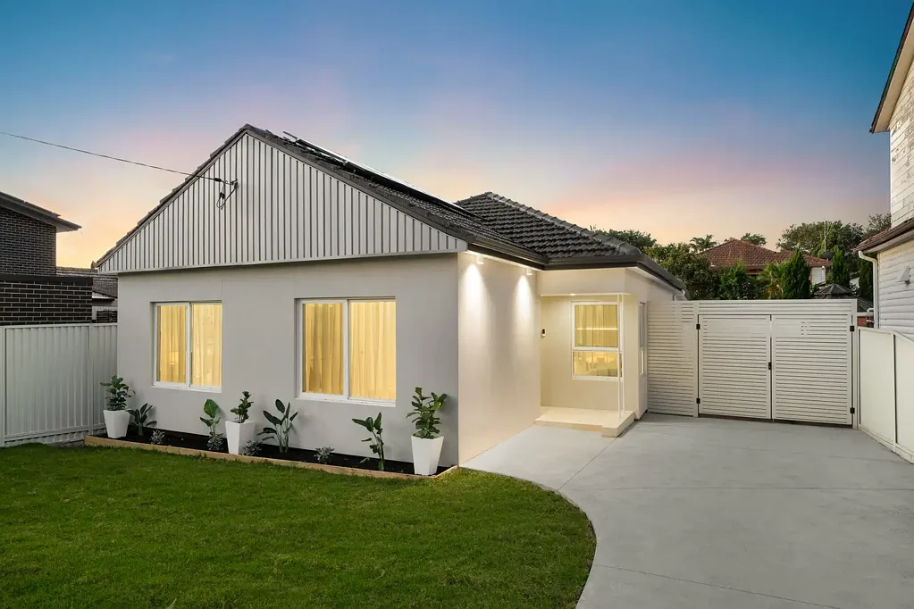 Roselands 4ਬੈੱਡਰੂਮ Exquisitely Rebuilt Designer Home Showcasing Premium Finishes & Timeless Elegance