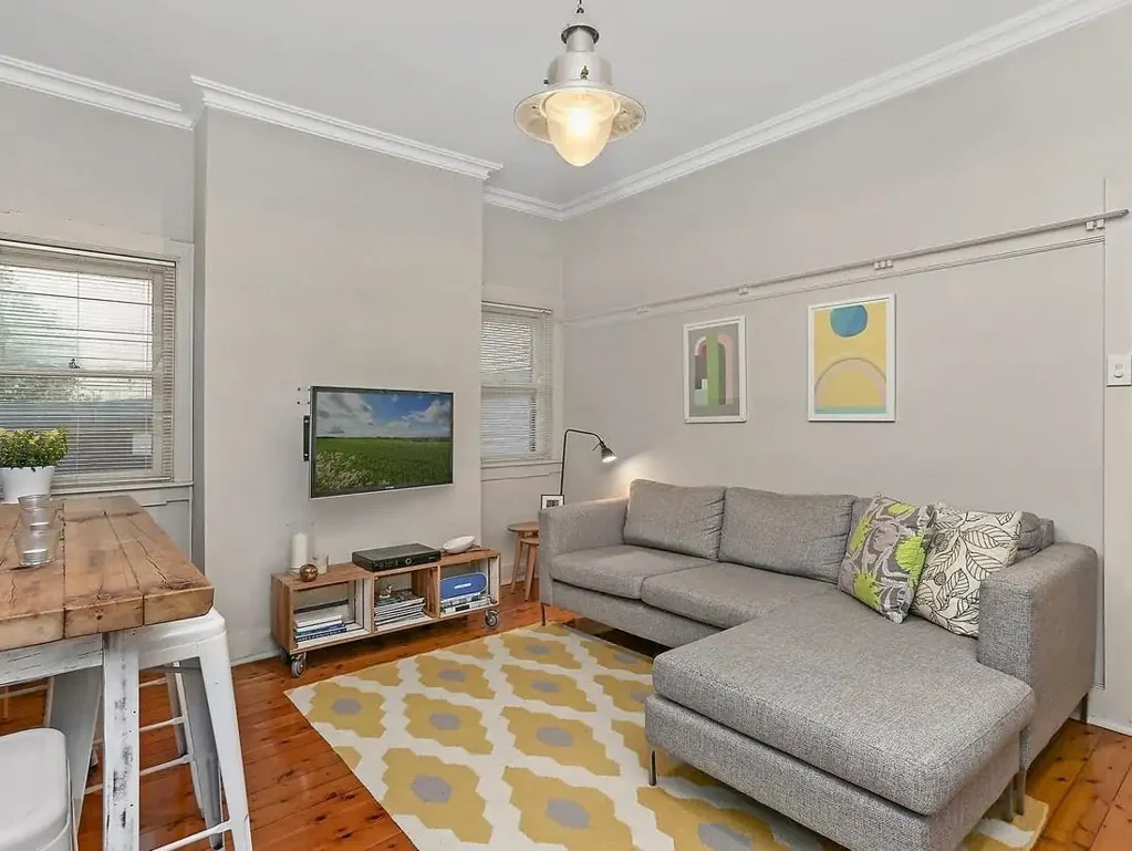 Spacious 1 bedroom apartment + study in well maintained Art Deco building