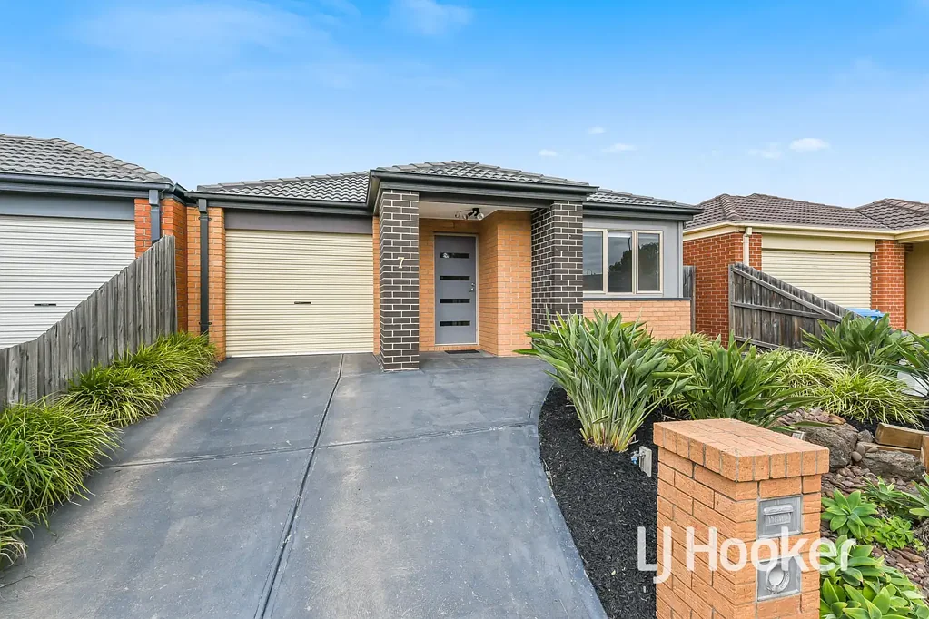 MODERN AND NEAT THREE BEDROOM FAMILY HOME!