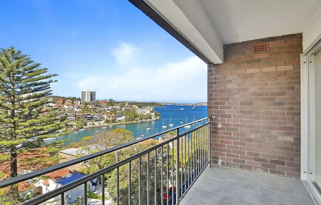 DEPOSIT TAKEN - OFI CANCELLED. 
Two bedroom Apartment with stunning Sydney Harbour views.