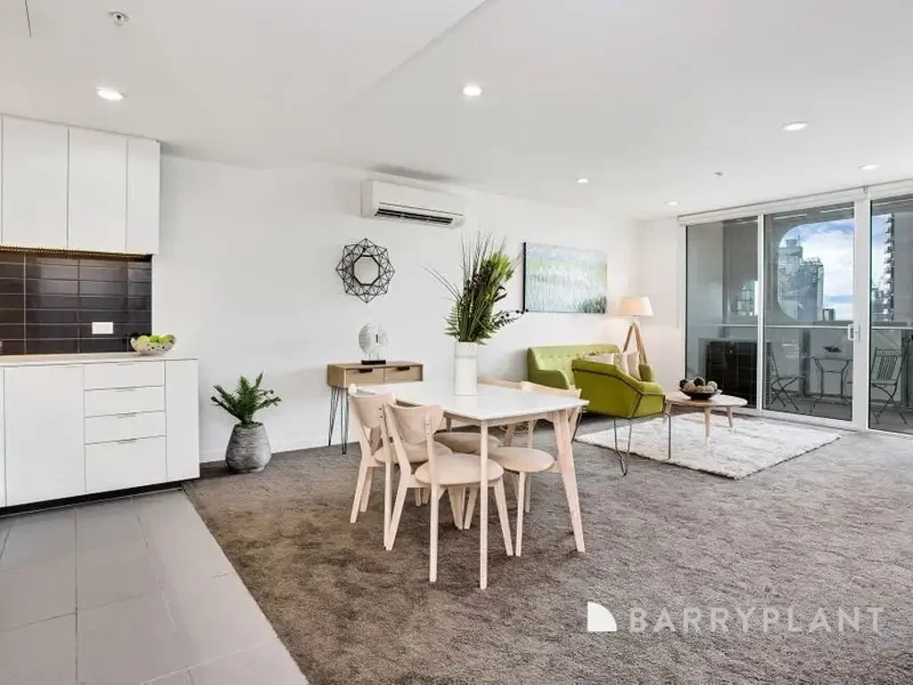 Docklands 2房 Docklands顶层公寓 开放式布局 高端厨房 北向景观 双卧宽敞 安全车位 Bright North-Facing Apartment with Water Views on the City Fringe!