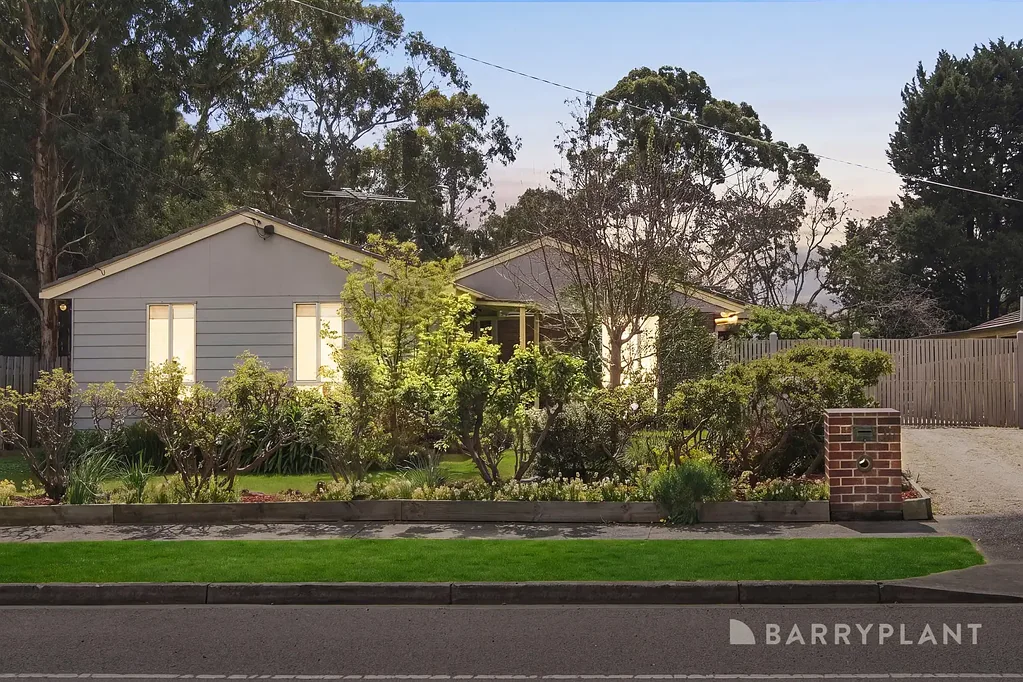 Lilydale 3Zimmer Updated, stylish, low-maintenance living on a flat 926sqm corner block.