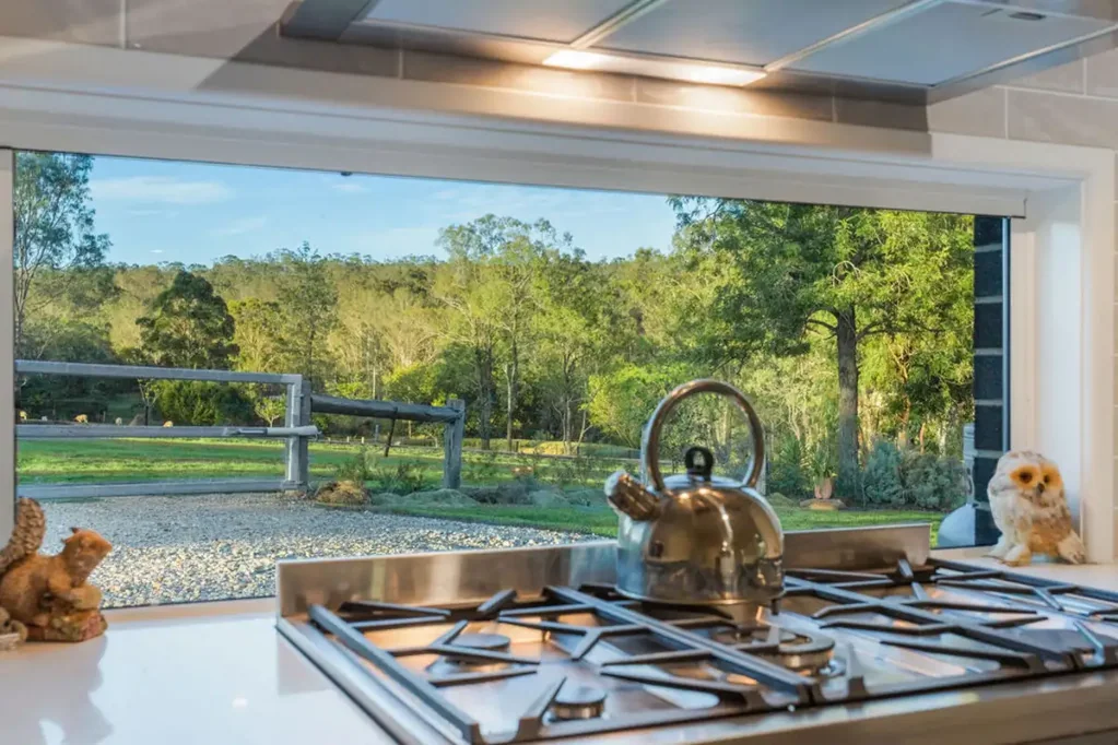 Grandchester 3房 3英亩地块宁静乡村 5个马厩带饲料区 遥控遮蔽阳台 太阳能带电池存储 独立入口主卧 高 clearance 车位 新水井喷灌系统 New Home on 3 Acres – Perfect for Horse Lovers!