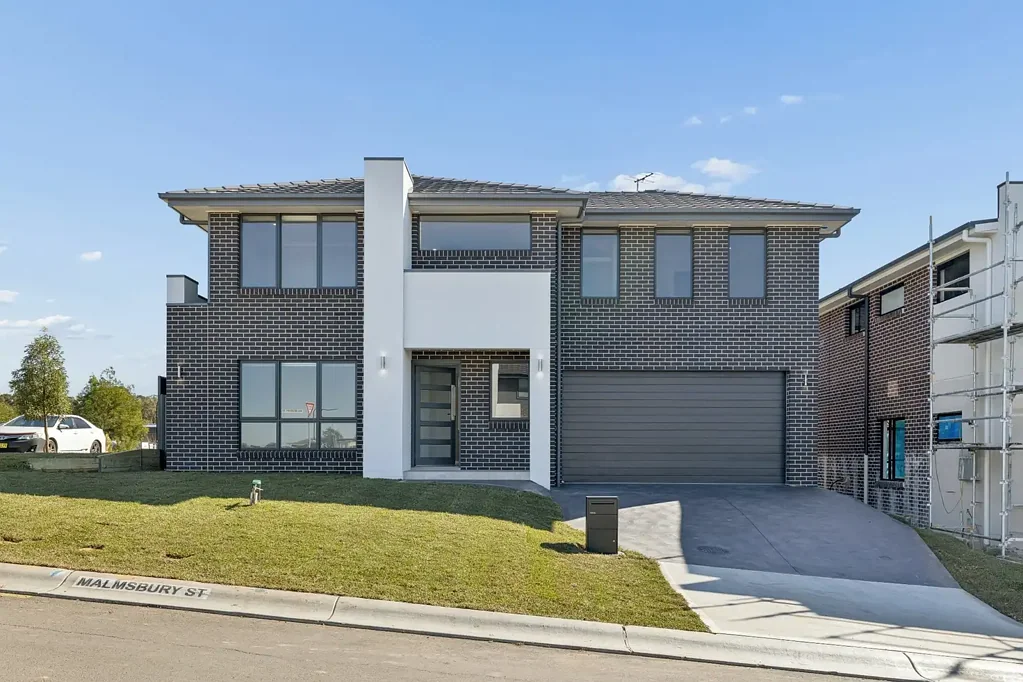 Riverstone 4房 全新现代住宅，提供灵活的多代同堂生活 Brand New Contemporary Home with Flexible Multi-Generational Living