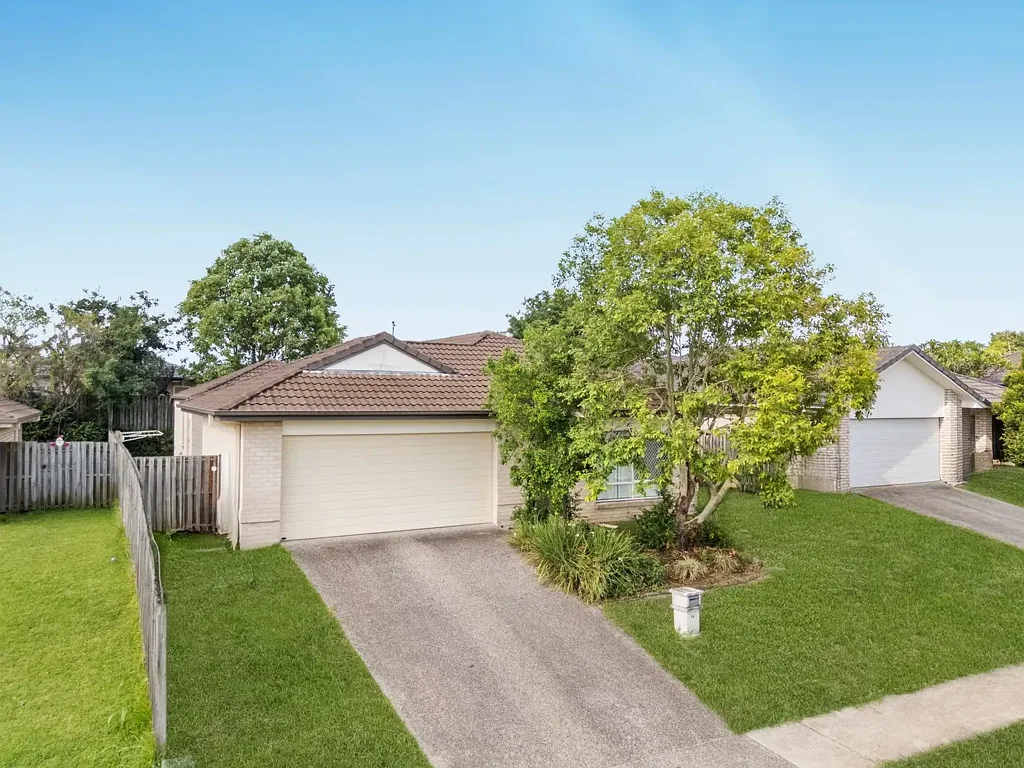 Redbank Plains 4房 装修精美砖砌房 480平米全围栏 4卧带步入式衣帽间 主卧独立卫浴 开放式厨餐区 近学校商店公园 Spacious Family Home with Comfort and Convenience