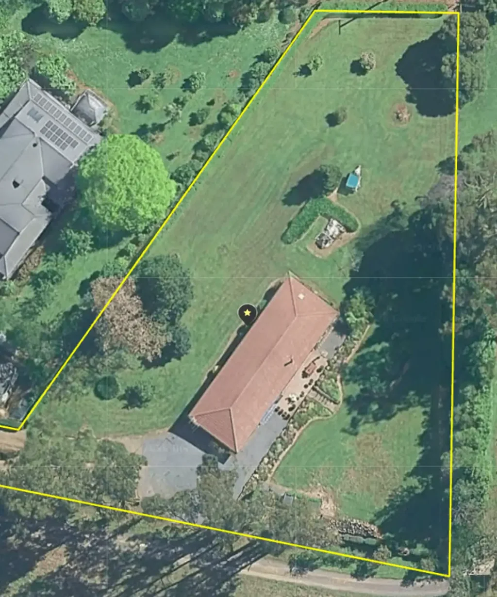 Monbulk 4房 四卧两卫家庭宅 4698平米全围栏 土地沐浴阳光 优质地毯硬地板 木柴壁炉暖冬夜 反转空调全屋气 便捷步行高中旁 Monbulk中央近邻 LARGE ALLOTMENT OVER 1 ACRE - ROOM TO ACCOMMODATE SHEDDING, CARAVAN OR GRANNY FLAT (STCA)
