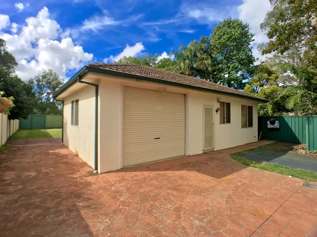 Spacious one bedroom Flat with Large Living Room and Own Back Yard