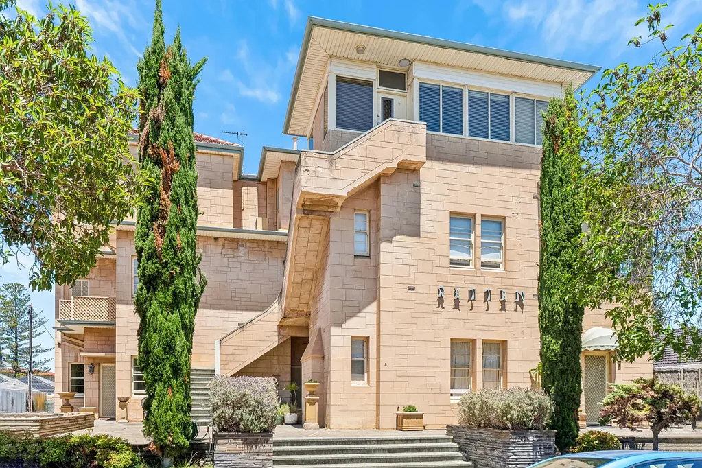 Glenelg 3 Slaapkamer Coastal Convenience with Low-Maintenance Living
