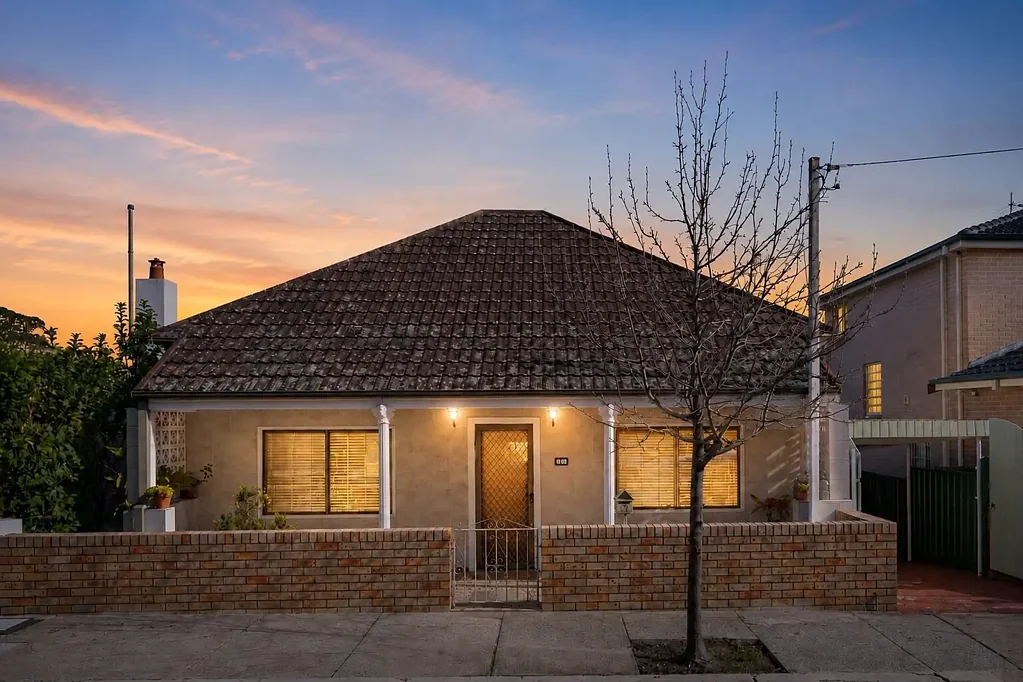 Ashfield 3कमरा Charming Home in Prime Ashfield Location Bordering Summer Hill