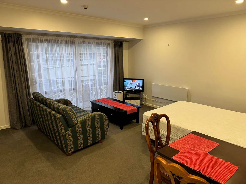 Seriously Spacious Studio - Tower Hill