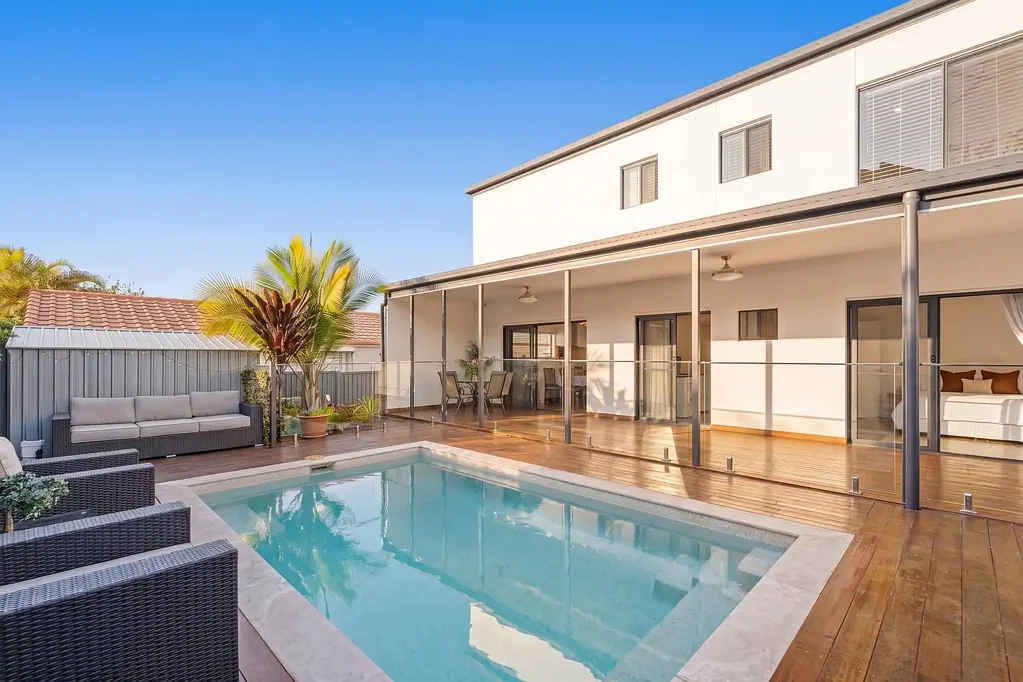Benowa 6房  The Ideal Family Home with Detached Studio: Dual-Living & Exceptional Income Potential