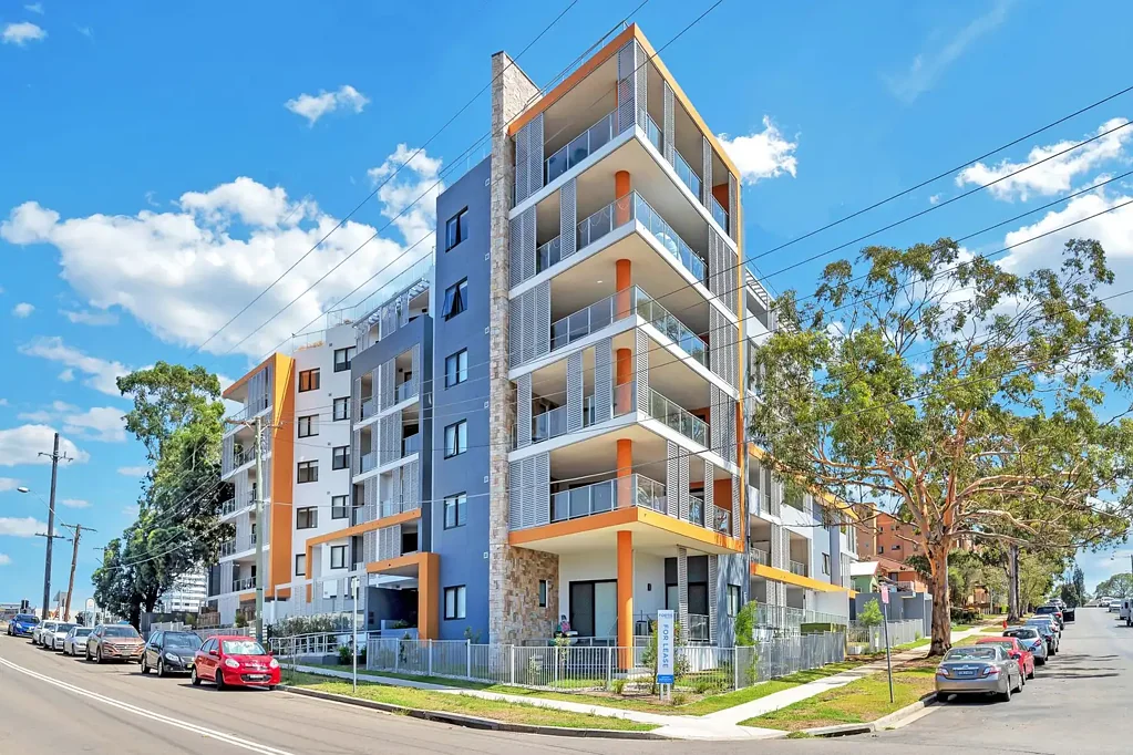 Huge 3 Bed Unit + 2 car park + Walk to Station and Shops