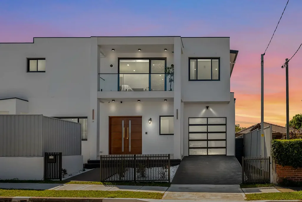 Lidcombe 4 Slaapkamer A STUNNING NEW RESIDENCE - WHERE CONTEMPORARY STYLE MEETS LASTING COMFORT - OPEN TO VIEW SATURDAY 2-2.30PM