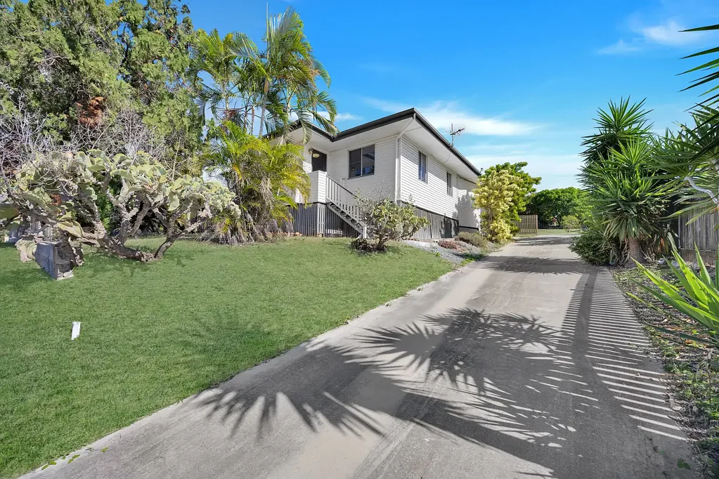 FRESHLY RENOVATED CHARACTER HOME IN THE HEART OF SOUTH GLADSTONE!E