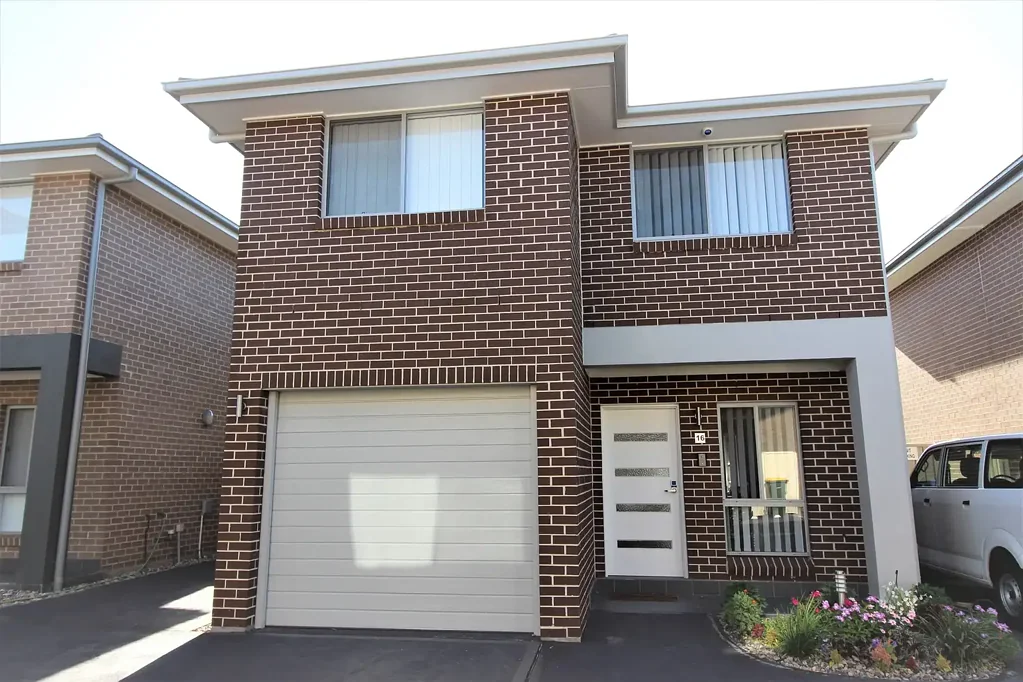 Modern Freestanding Townhouse in a Prime Location – Stylish & Convenient