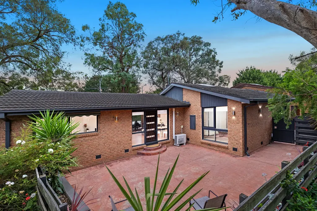 Bayswater North 2房 Bayswater北隐藏宝石 两居室翻新公寓 私人围栏通道 松木地板 西门霍斯厨电 藤架露台 邻近学校公园 Stylish Unit with Expansive Backyard