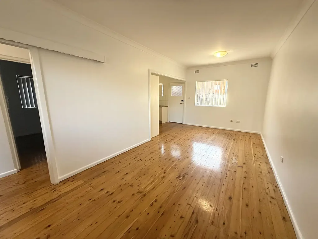 First Floor Unit Walking Distance To Shops