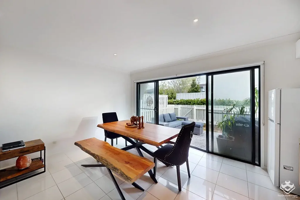 MODERN, SPACIOUS TOWNHOUSE CLOSE TO TUGUN BEACH