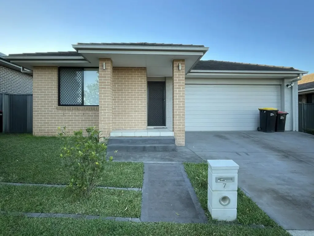 Well-maintained 4 bedroom modern home located in an established estate.