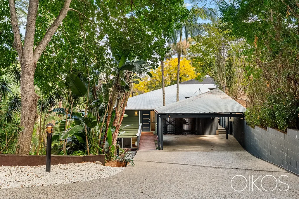Bardon 4 Slaapkamer PRIVATE TRI-LEVEL HAVEN IN LEAFY BARDON SETTING