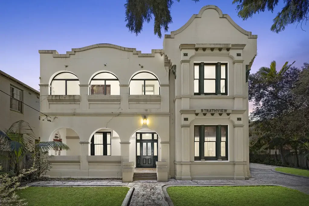 Burwood 5कमरा “Strathview” Grand Proportions and Versatile Potential