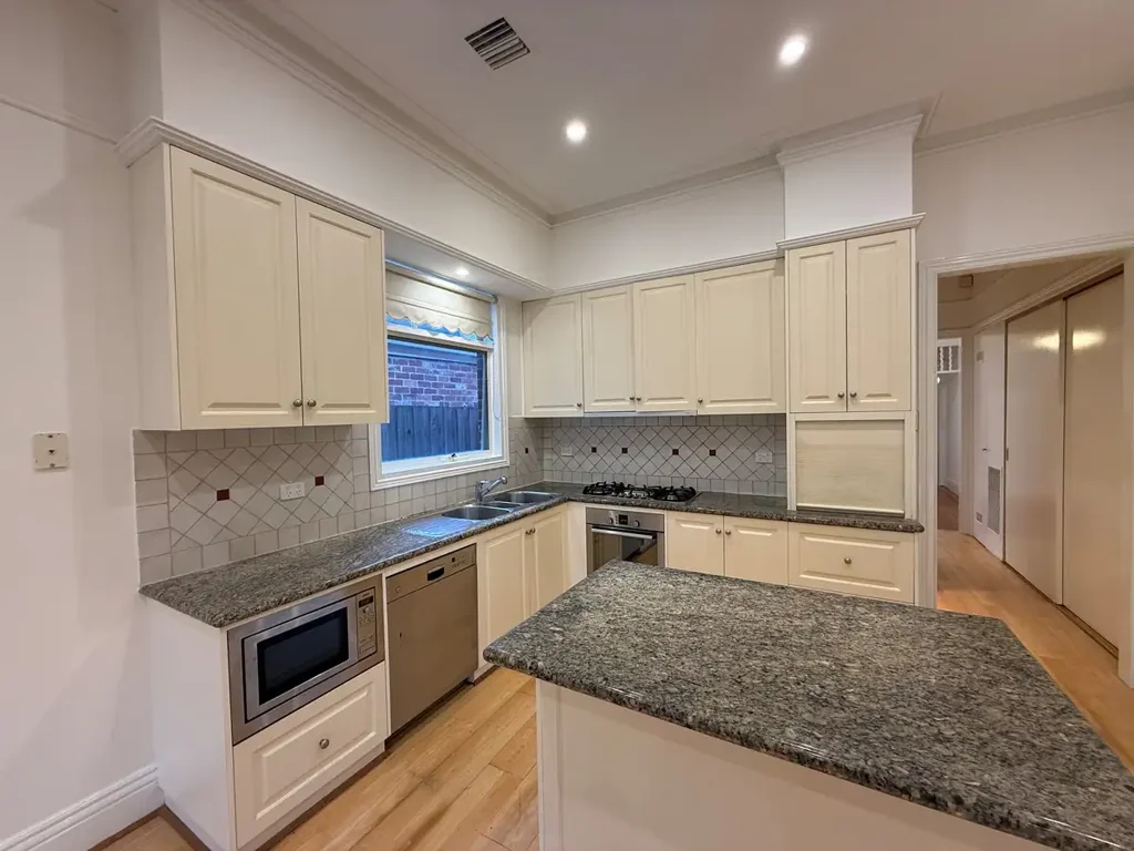 SENSATIONAL FAMILY HOME IN UNBEATABLE LOCATION!