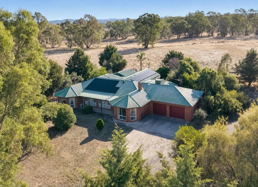 Axe Creek 3房  Perfect Lifestyle Acreage with Prime Axe Creek Frontage