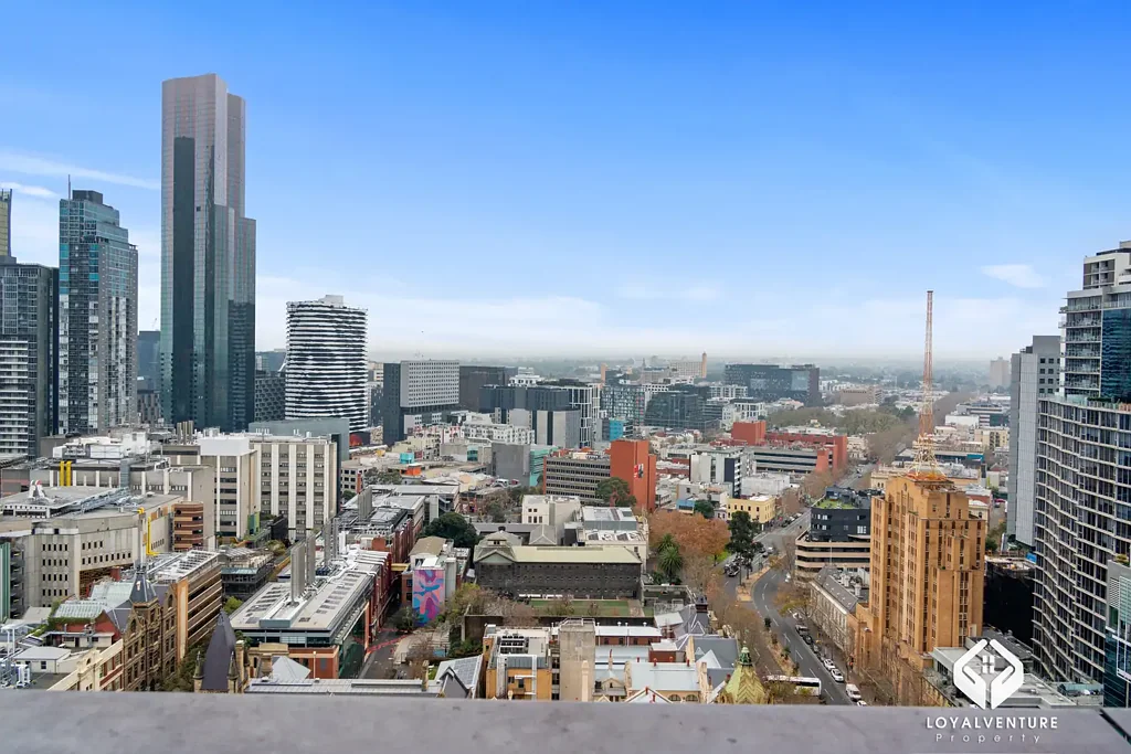 Melbourne 2房 壮丽北向景观 开放式起居阳台 现代厨房设备齐全 高端设施CBD核心 便捷生活近在咫尺 Elevated North-Facing Living with Panoramic City Views