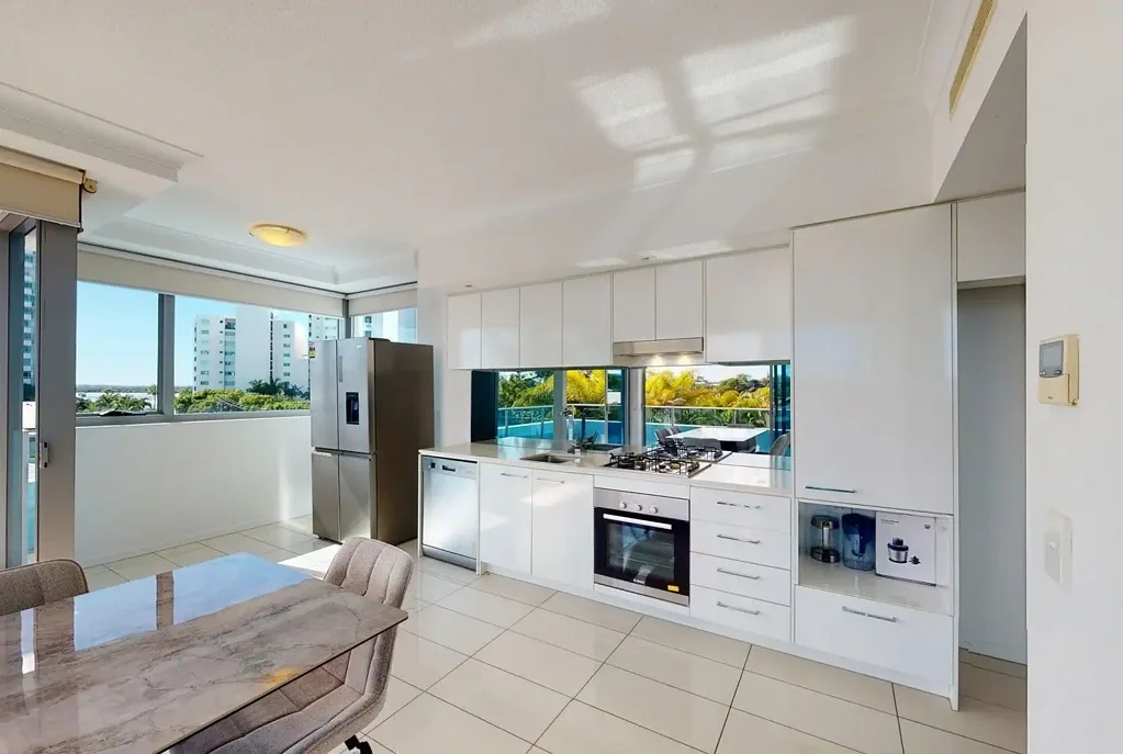 Fully Furnished 2 Bedroom Apartment – Steps from the Broadwater!