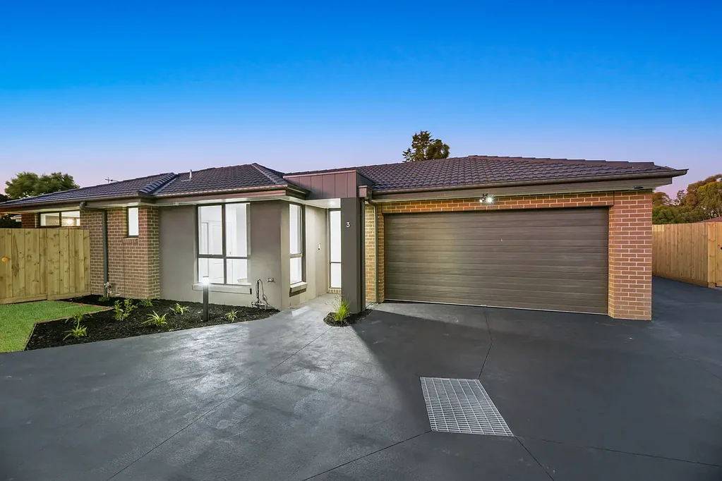 MODERN 3 BEDROOM HOME!