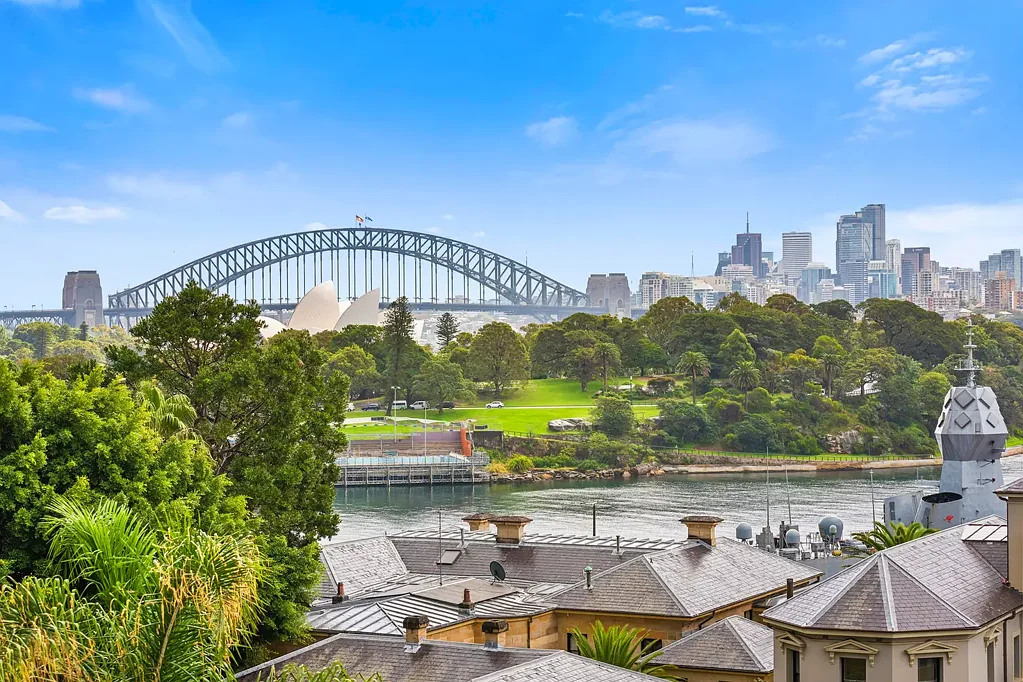 LUXURY LIVING WITH WORLD CLASS HARBOUR VIEWS