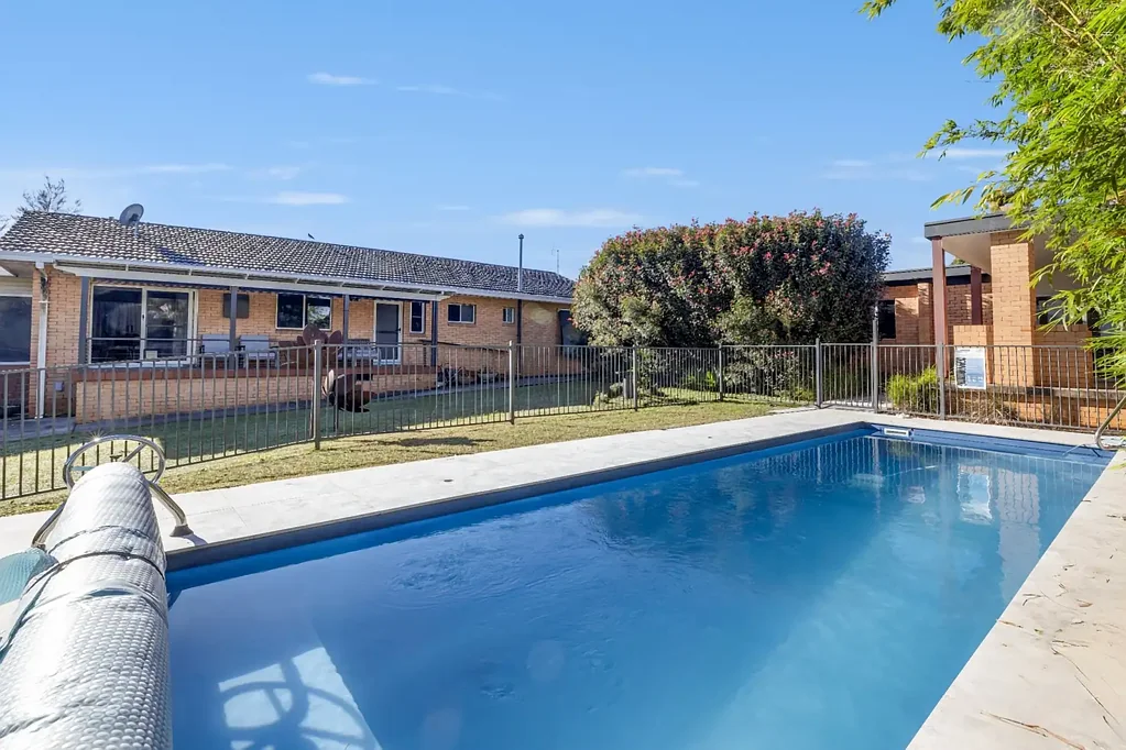 West Kempsey 3બેડરૂમ Proud, Elevated Brick Home in West Kempsey