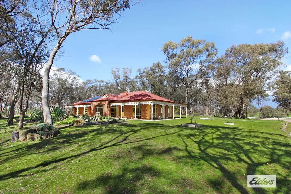 Eppalock 4침실 PICTURESQUE LIFESTYLE, HOBBY FARMING OR HORSE PROPERTY WITH PERMANENT WATER SUPPLY