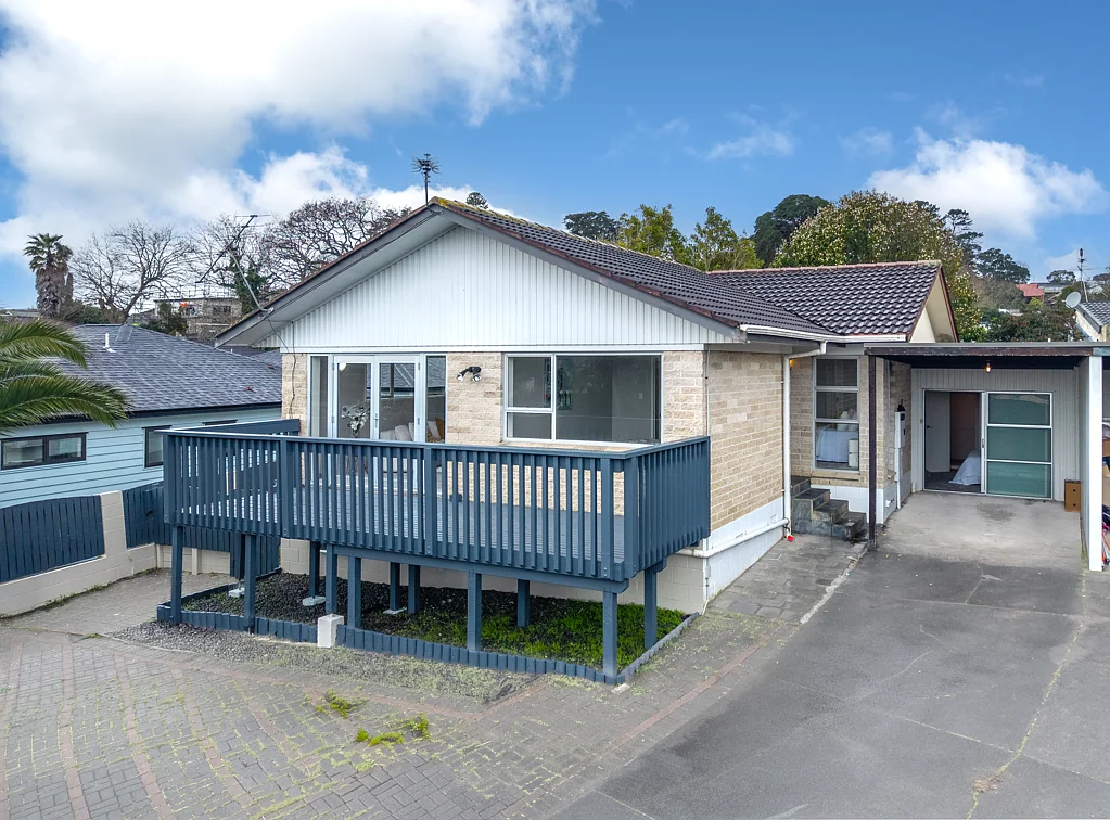 Bucklands Beach 3 Bedroom Bright & Spacious  Home in Macleans
