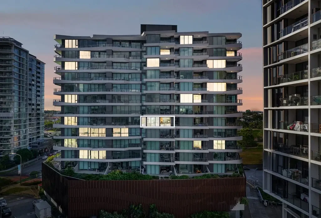 Riverside Retreat: Chic Furnished 2-Bedroom with Spectacular Views in Hamilton