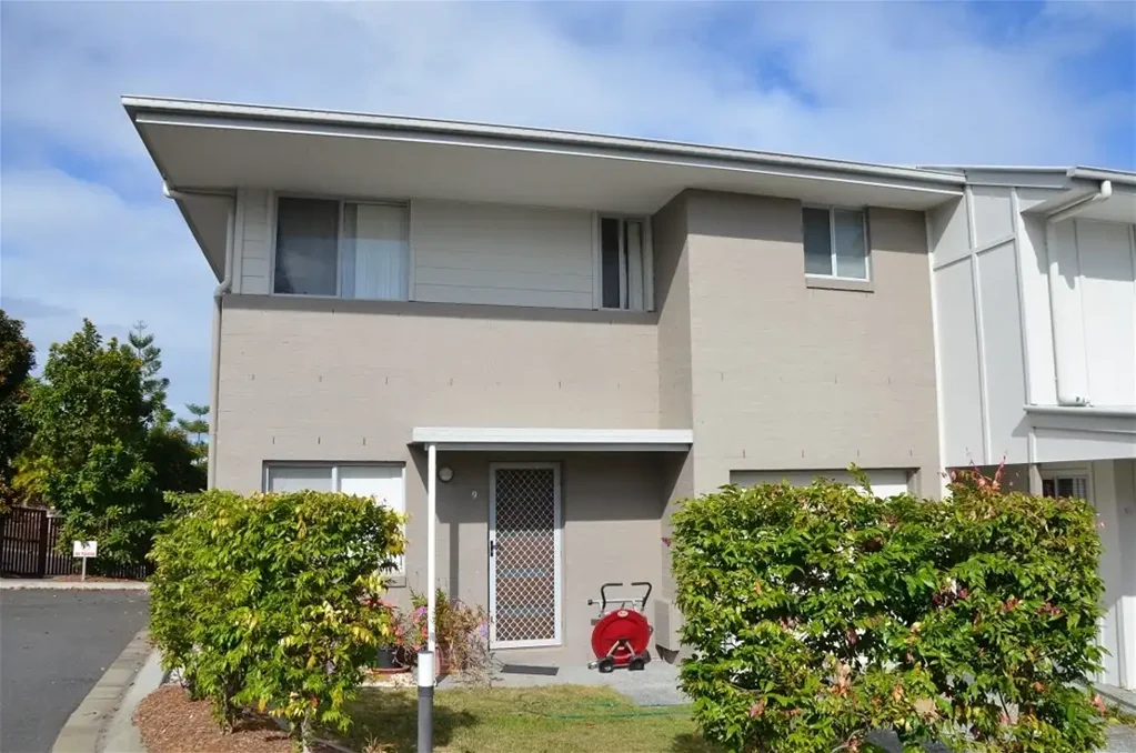 9/2 Sangster Crescent, Pacific Pines, QLD 4211